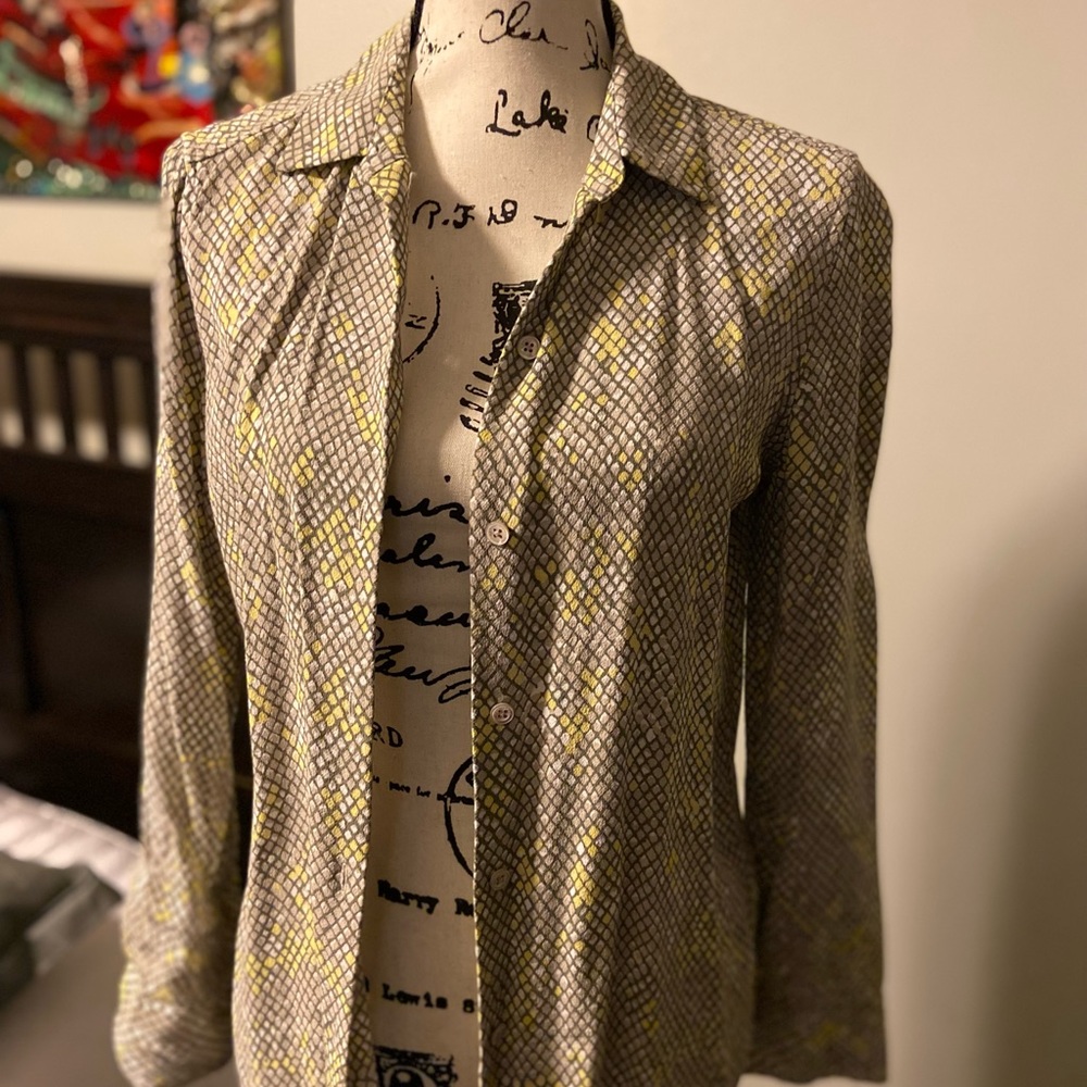 Ladies Equipment Graphic Button-up in Grey/White/Yellow Size S/P